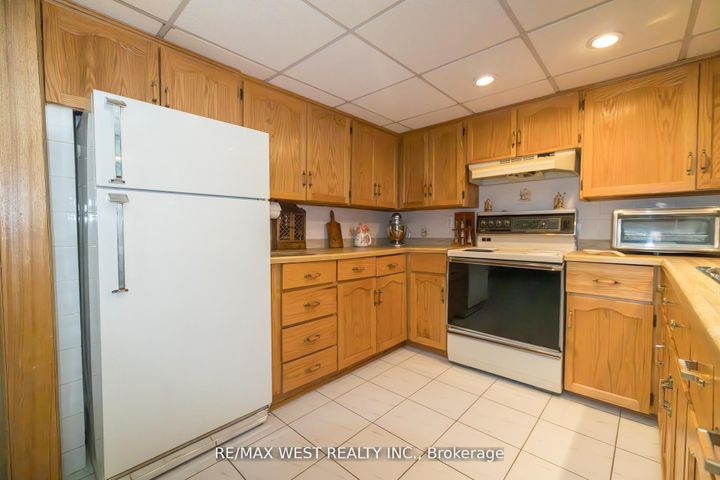 Photo 32 at 52 Amantine Crescent, Fletcher's Creek South, Brampton