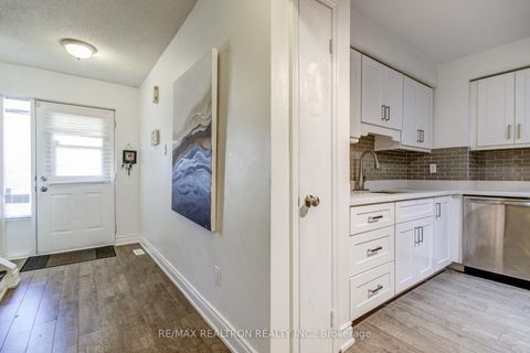 Photo 5 at 680 Gibney Crescent, Summerhill Estates, Newmarket