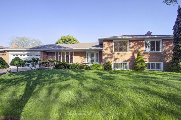 Photo 1 at 951 Streamway Crescent, Applewood, Mississauga