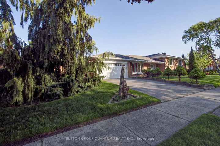 Photo 2 at 951 Streamway Crescent, Applewood, Mississauga