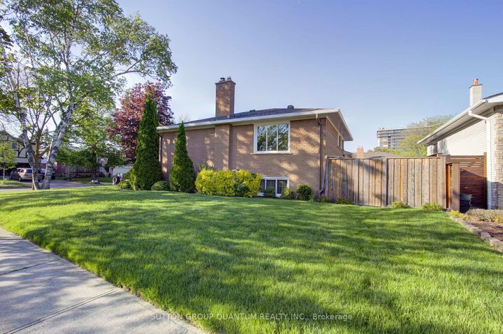 Photo 3 at 951 Streamway Crescent, Applewood, Mississauga