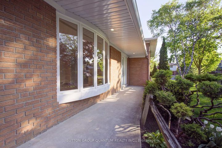Photo 4 at 951 Streamway Crescent, Applewood, Mississauga