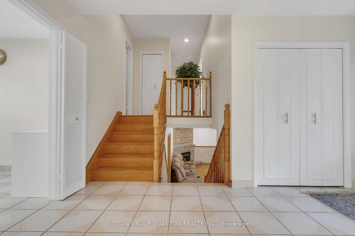 Photo 7 at 951 Streamway Crescent, Applewood, Mississauga