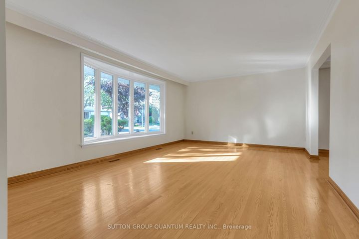 Photo 9 at 951 Streamway Crescent, Applewood, Mississauga