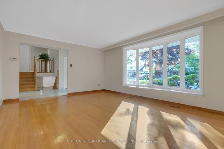 Photo 10 at 951 Streamway Crescent, Applewood, Mississauga