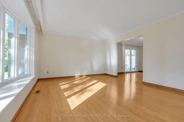 Photo 11 at 951 Streamway Crescent, Applewood, Mississauga