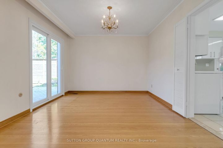 Photo 13 at 951 Streamway Crescent, Applewood, Mississauga