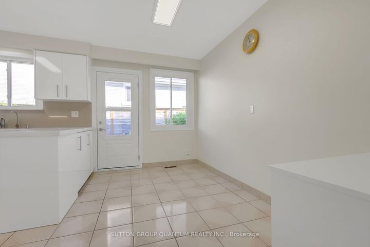 Photo 17 at 951 Streamway Crescent, Applewood, Mississauga