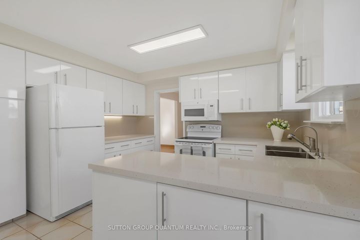 Photo 18 at 951 Streamway Crescent, Applewood, Mississauga
