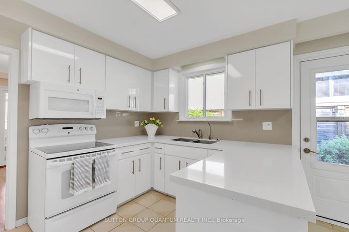 Photo 19 at 951 Streamway Crescent, Applewood, Mississauga