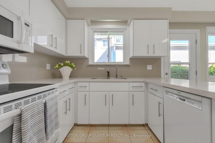 Photo 20 at 951 Streamway Crescent, Applewood, Mississauga