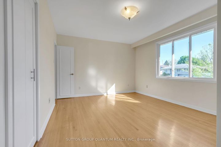 Photo 23 at 951 Streamway Crescent, Applewood, Mississauga
