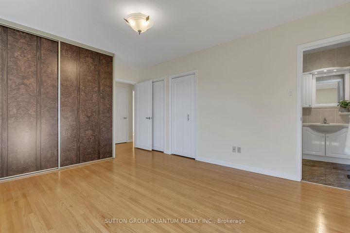 Photo 24 at 951 Streamway Crescent, Applewood, Mississauga