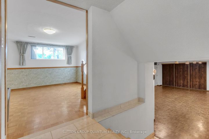 Photo 34 at 951 Streamway Crescent, Applewood, Mississauga
