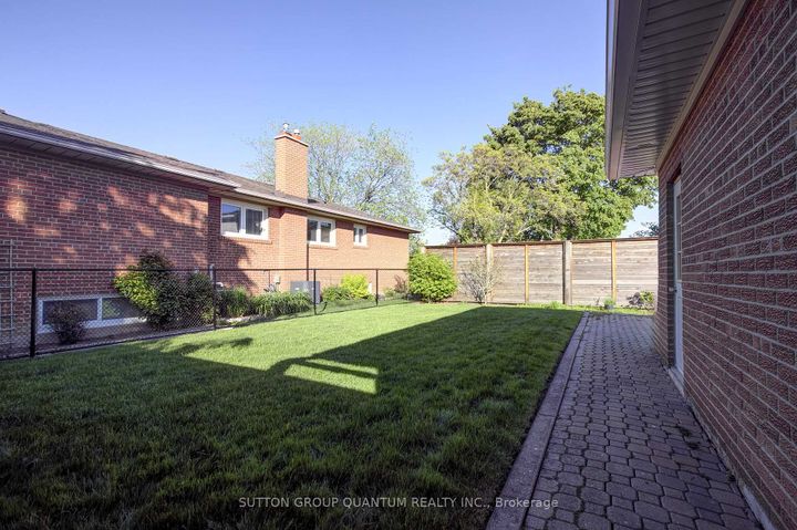 Photo 41 at 951 Streamway Crescent, Applewood, Mississauga