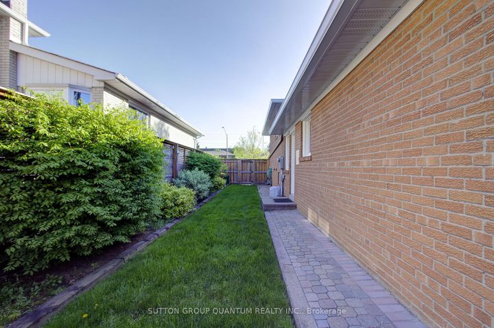 Photo 42 at 951 Streamway Crescent, Applewood, Mississauga