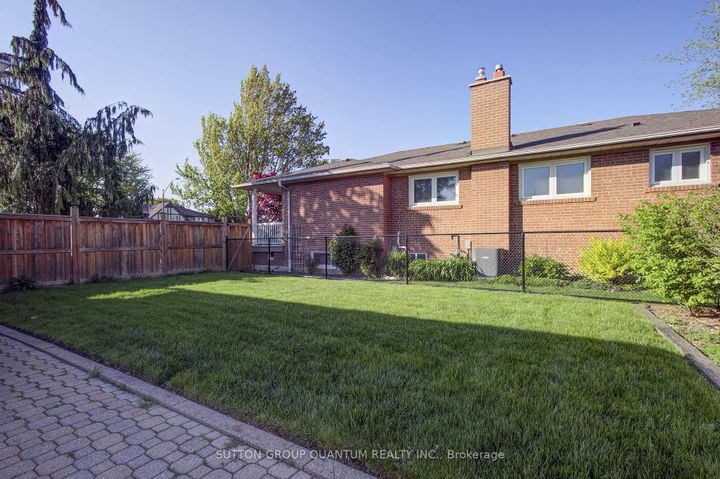 Photo 43 at 951 Streamway Crescent, Applewood, Mississauga