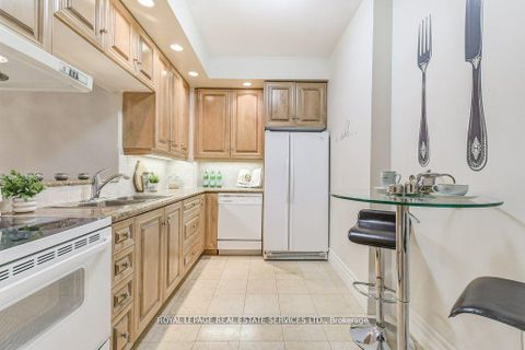 Photo 11 at 209 - 10 Old York Mills Road, York Mills, Toronto
