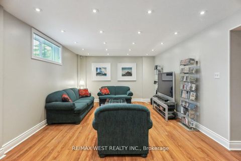 Photo 18 at 40 Arlstan Drive, Bathurst Manor, Toronto