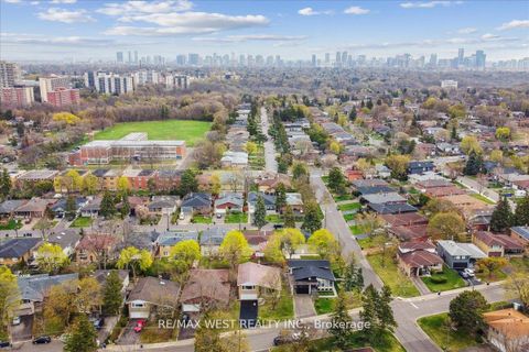 Photo 20 at 40 Arlstan Drive, Bathurst Manor, Toronto