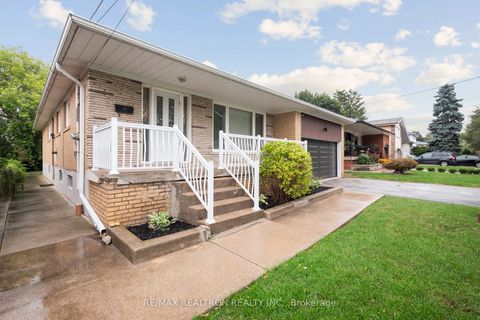 Photo 1 at 40 Marathon Crescent, Newtonbrook West, Toronto