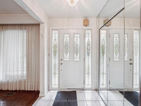 Photo 2 at 40 Marathon Crescent, Newtonbrook West, Toronto