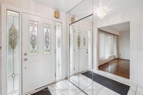 Photo 3 at 40 Marathon Crescent, Newtonbrook West, Toronto