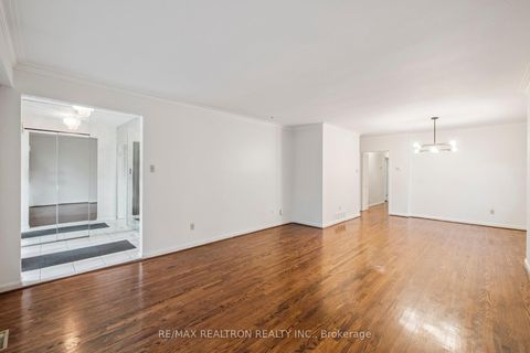 Photo 5 at 40 Marathon Crescent, Newtonbrook West, Toronto