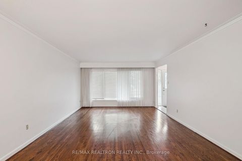 Photo 6 at 40 Marathon Crescent, Newtonbrook West, Toronto