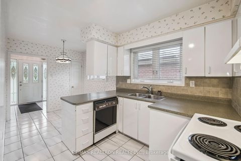 Photo 10 at 40 Marathon Crescent, Newtonbrook West, Toronto