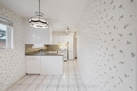 Photo 11 at 40 Marathon Crescent, Newtonbrook West, Toronto