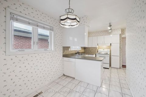 Photo 12 at 40 Marathon Crescent, Newtonbrook West, Toronto