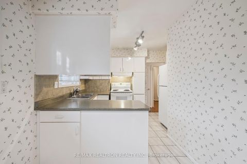 Photo 13 at 40 Marathon Crescent, Newtonbrook West, Toronto