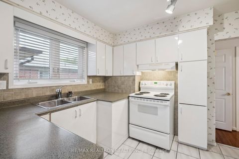 Photo 14 at 40 Marathon Crescent, Newtonbrook West, Toronto