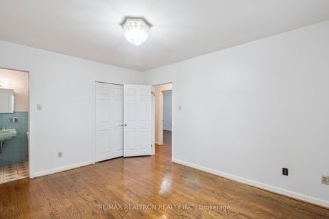 Photo 20 at 40 Marathon Crescent, Newtonbrook West, Toronto