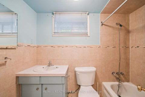 Photo 33 at 40 Marathon Crescent, Newtonbrook West, Toronto
