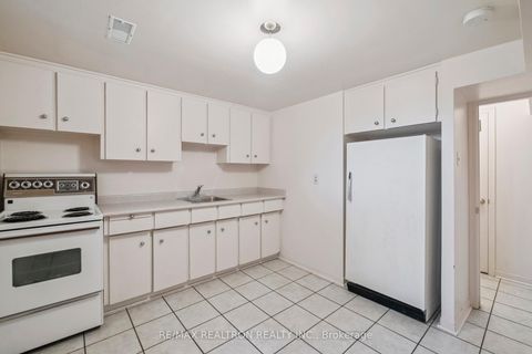 Photo 40 at 40 Marathon Crescent, Newtonbrook West, Toronto