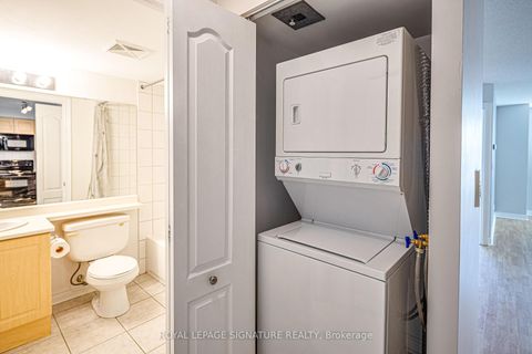 Photo 14 at 402 - 212 Eglinton Avenue, Mount Pleasant West, Toronto