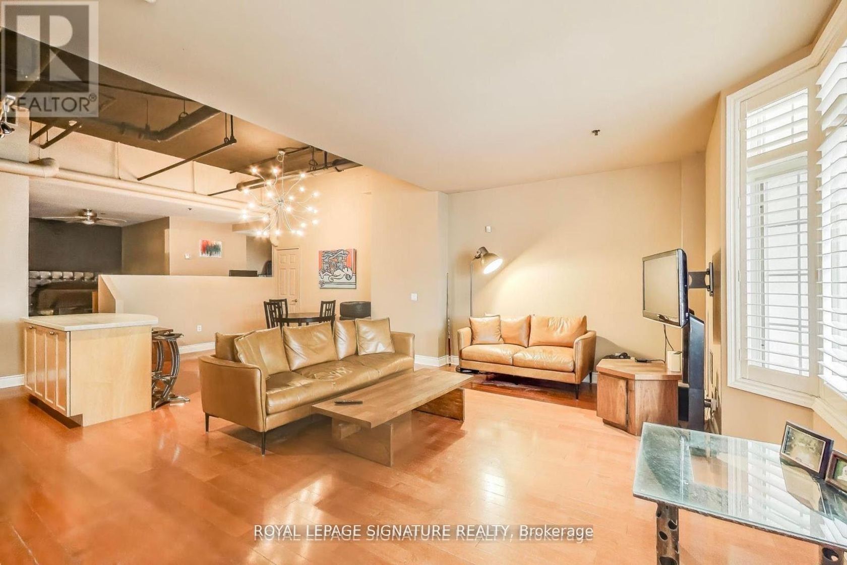 72 St. Patrick Street, Chinatown, Toronto by Loree Meneguzzi Real Estate 72 St. Patrick Street, Chinatown, Toronto