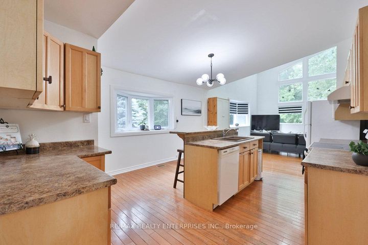 Photo 11 at 708 Montbeck Crescent, Lakeview, Mississauga