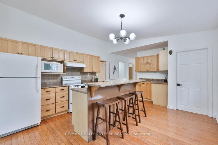 Photo 12 at 708 Montbeck Crescent, Lakeview, Mississauga