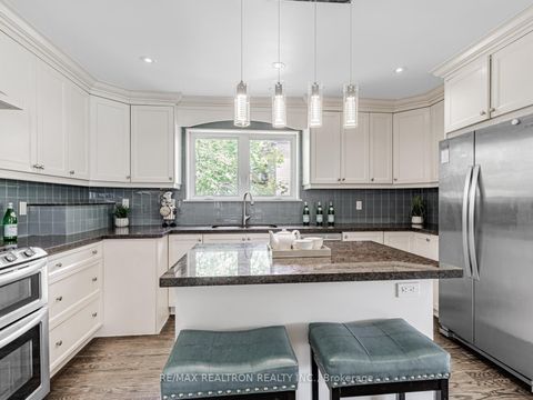 Photo 15 at 4 Chater Court, Lawrence, Toronto