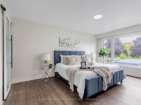 Photo 23 at 4 Chater Court, Lawrence, Toronto