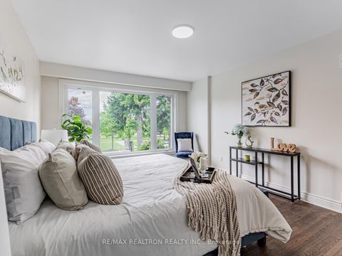 Photo 24 at 4 Chater Court, Lawrence, Toronto