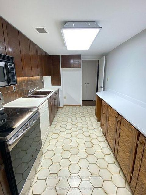 Photo 8 at 115 - 349 St Clair Avenue W, Casa Loma, Toronto
