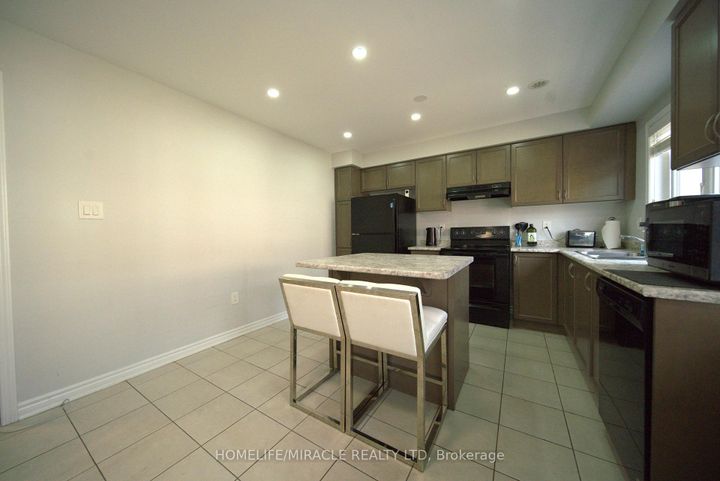 Photo 3 at 43 Baycliffe Crescent, Northwest Brampton, Brampton