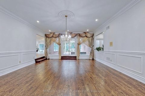 Photo 7 at 305 Woodland Acres Crescent, Rural Vaughan, Vaughan