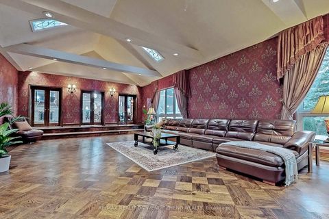 Photo 10 at 305 Woodland Acres Crescent, Rural Vaughan, Vaughan