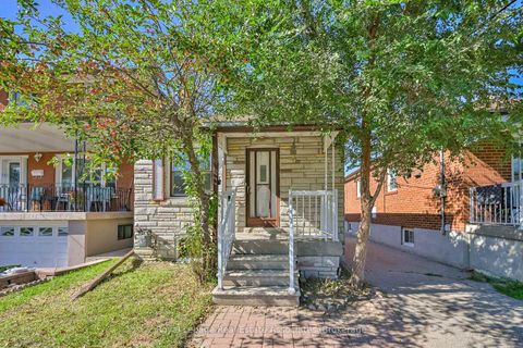 Photo 2 at 20 East Drive, Smythe, Toronto