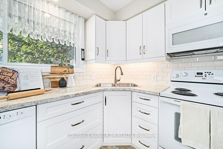 Photo 11 at 657 Balmoral Drive, McLaughlin, Oshawa